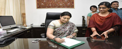 Smriti Irani takes charge as textile ministry at Udyog Bhawan in india 