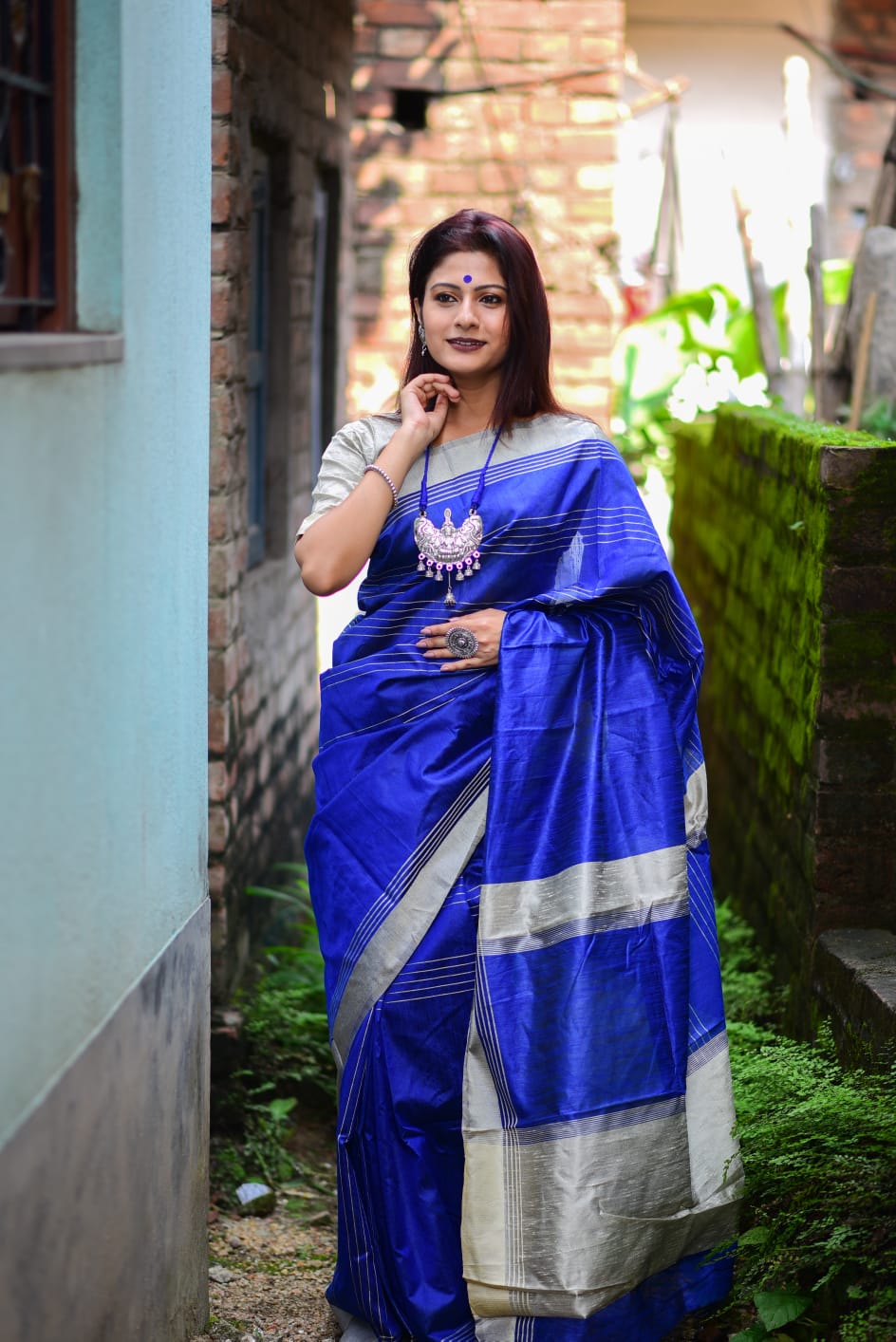 Blue Banglore Raw Silk Saree With Cream Blouse