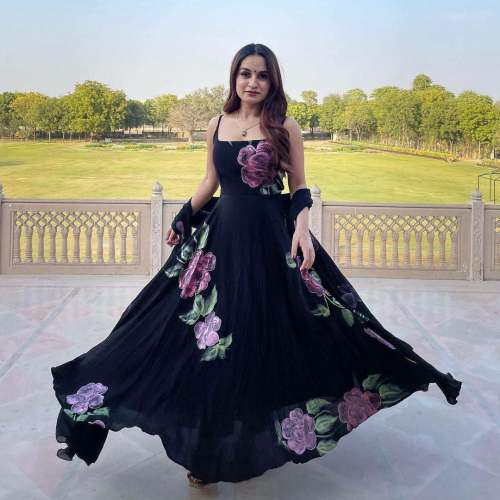 NEW ĐĚSIGNER PARTY WEAR LOOK KURTI