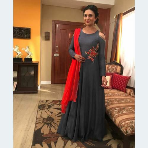 ISHITA-GREAY-2
