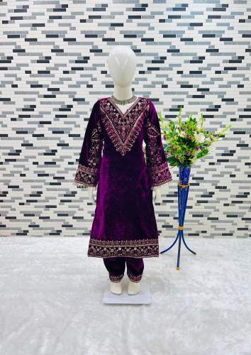 Launching Beautiful Heavy Viscose Velvet Embroidery Siqunce Work Top-pent