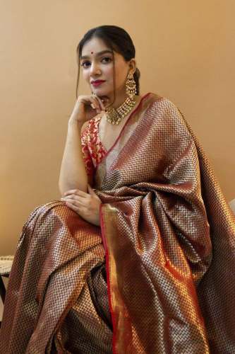 kanjivaram featured in this dual shaded banarasi 