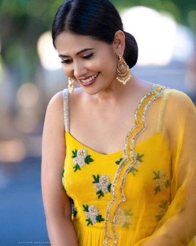 DESIGNER PARTY WERE YELLOW GOWN 