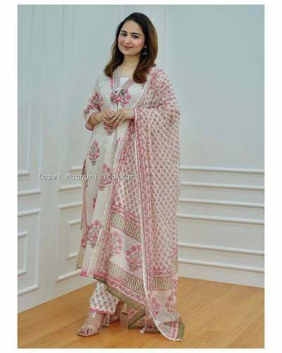 BEAUTIFUL HEAVY REYON KURTI WITH BEAUTIFUL PRINT 