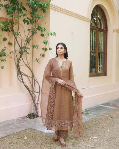 New Đěsigner Party Wear Embroidery Suit 