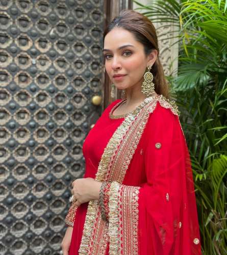 Heavy Blooming Cationic Red Gown With Dupatta