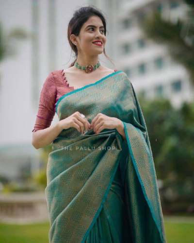 Attractive Green Banarasi Kanjivaram Silk Saree With Blouse
