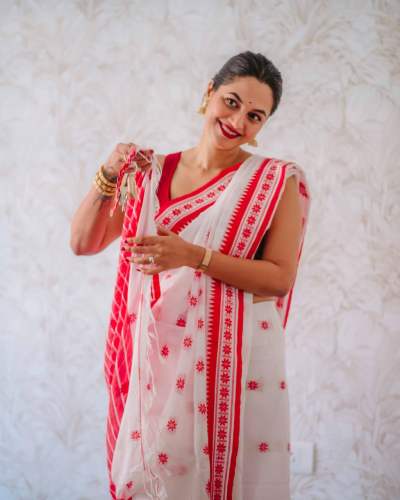 WHITE SOFT COTTON SAREE WITHTRENDY AND GRAND BEAUTIFUL RICH DESIGN PALLU