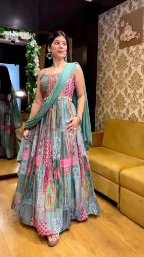 Fancy Sleeveless Wedding Wear Gown with Work Lace 