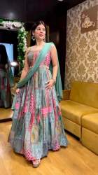 Fancy Sleeveless Wedding Wear Gown with Work Lace 