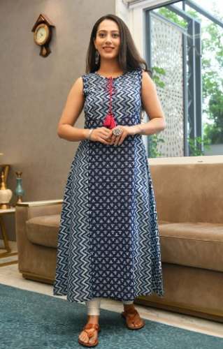 Ladies Sleevless Zig Zag Print Kurtis by Vastrini Collection