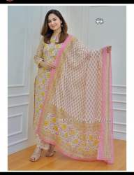 Beautiful And Claasy Look Heavy Hand Work  Kurti Pant With  Malmal Dupatta