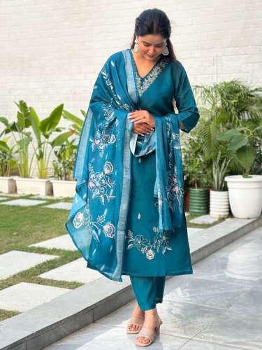 Women Kurta and Pant Dupatta Sets Silk Fabrics with Embroidery 