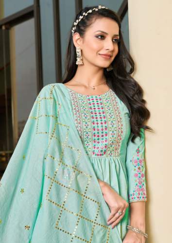 nayra kurti 